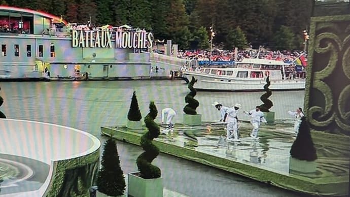 パリ・セーヌ川に浮かんだトピアリー庭園