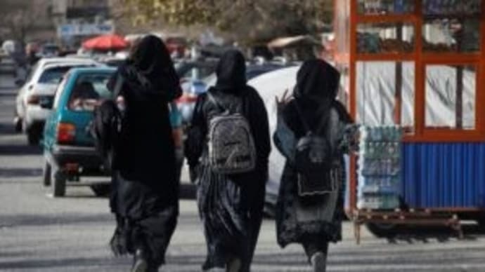 アフガン、大学の女子教育停止でタリバン武装兵らが女子学生追い返し