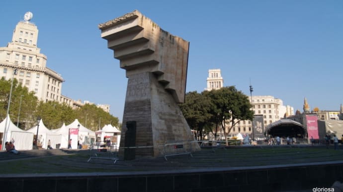 階段紀行・ヨーロッパ　スペイン編③　カタルーニャ広場の不思議階段からピカソ美術館のすっきり階段。そして巨大人形