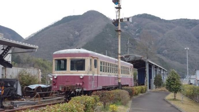 旧吉ヶ原駅（保存車両と信号）