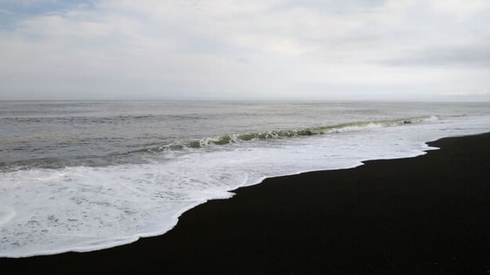 大潮の浜は白い波でおおわれて