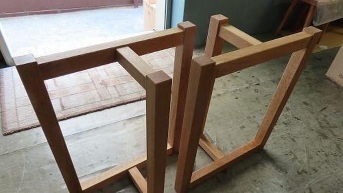 1974、お客様からご依頼の特注脚の仕上げ。それから一枚板も仕上げの作業~確認作業。一枚板と木の家具の専門店エムズファニチャーです。