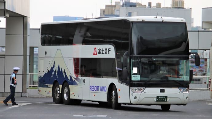 ド派手なバスを3台