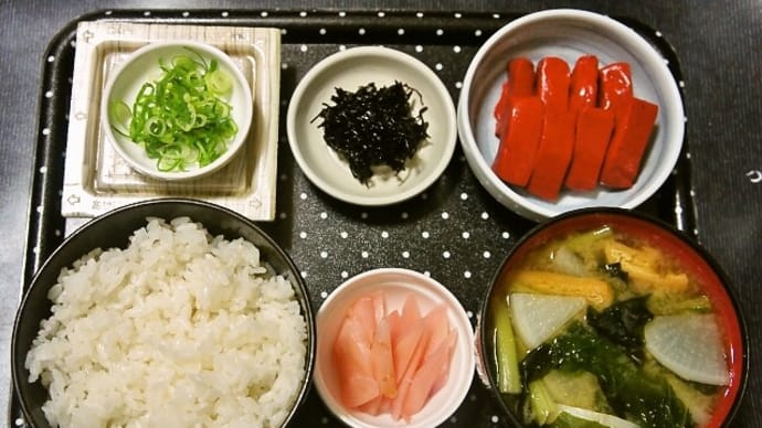家で朝ご飯(新米・富山県産コシヒカリにピリ辛赤こんにゃく、昆布佃煮、納豆、かぶのみそ汁、岩下の新生姜)(2021年10月29日)