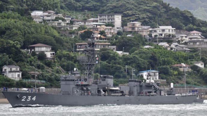 あぶくま型護衛艦 DE-234とね 海峡を航行姿
