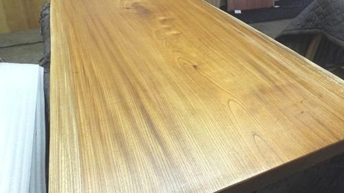 ２５８、お客様に、お届け前のケヤキの一枚板テーブル、オイルメンテナンスにも時間をかけて。一枚板と木の家具の専門店エムズファニチャーです。