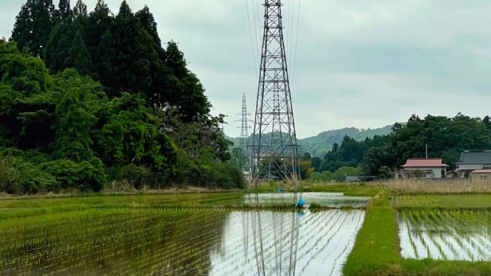 田んぼに映る鉄塔と空(5月/一関にて) 〜by空倶楽部