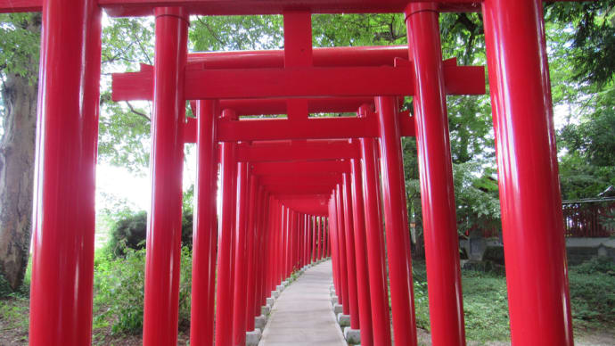 合掌の伊佐須美神社秋暑し