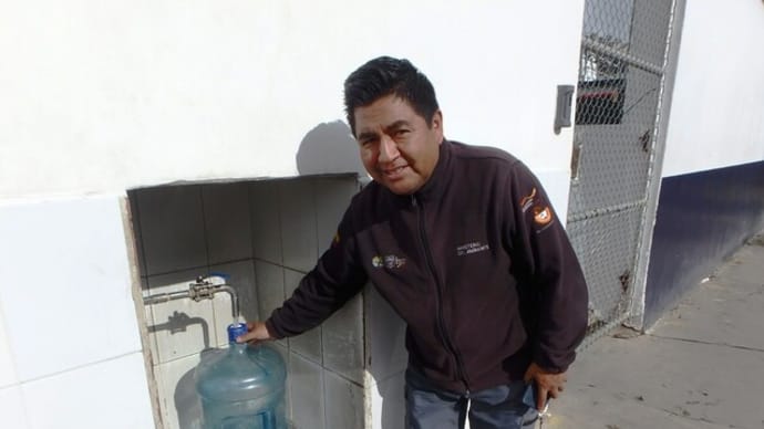 ネスレの工場で飲料水を汲む