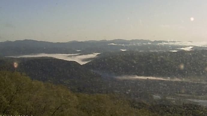 ピカピカの晴れ、北の山間に少し霧