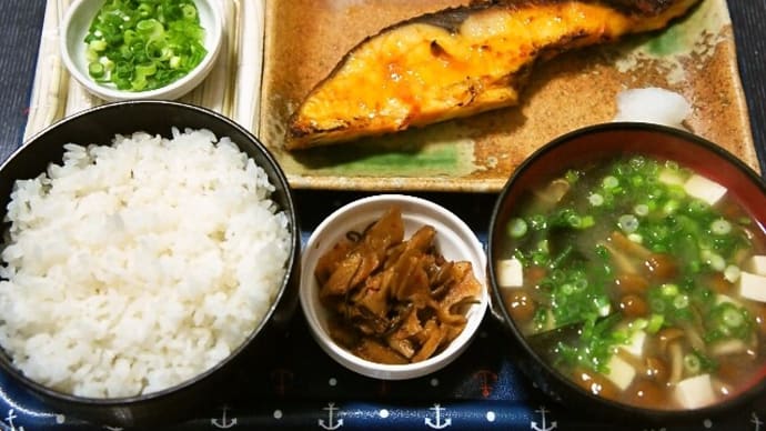 家で朝ご飯(千葉県産万喜のコシヒカリに目鯛の味噌漬け、なめこ汁、納豆、おかずがっこ(いぶりがっこ))(2021年1月30日)