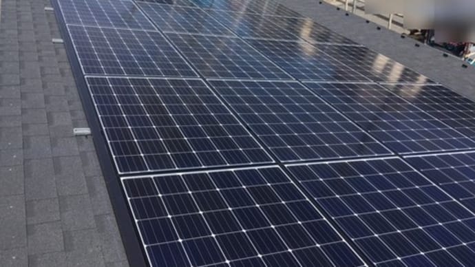 平屋ガレージの屋根に太陽光