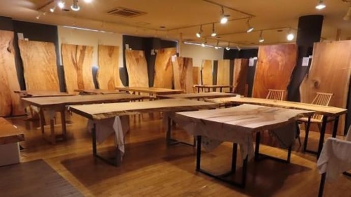 2066、今月末には、新しい一枚板も入荷の予定です。一枚板と木の家具の専門店エムズファニチャーです。