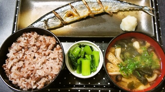 家で昼ご飯(赤米ご飯に秋刀魚の塩焼き、しめじと油揚げとわかめの味噌汁、野沢菜漬等)(2020年10月17日)