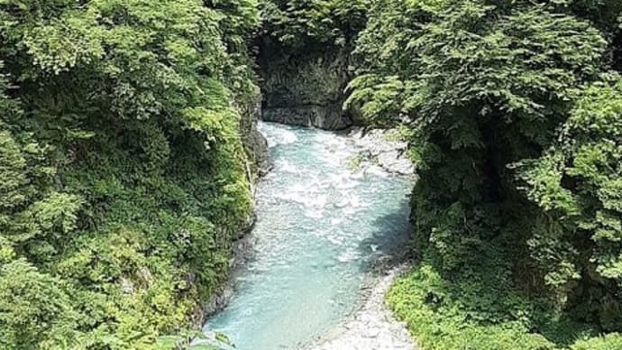 爽やかな黒部峡谷