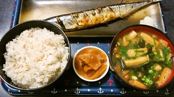 家で夕飯(押麦ご飯、秋刀魚の塩焼き、なめこ汁、沢庵)(2020年11月19日)