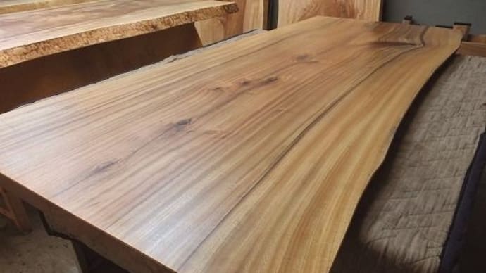 １７３５、クスノキの一枚板の最終の仕上げ作業。今日は木裏側の仕上げの作業。一枚板と木の家具の専門店エムズファニチャーです。