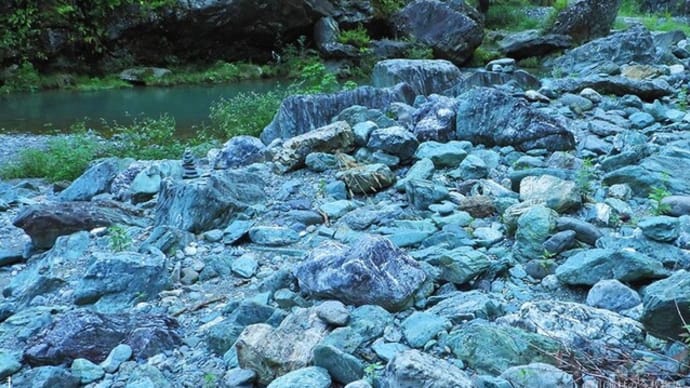 三波石峡に仏塔