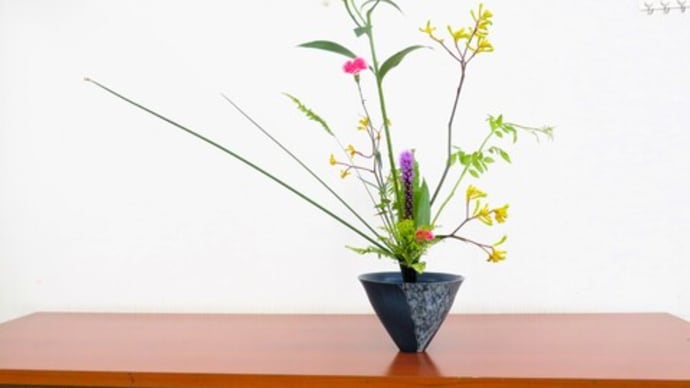 ユリとカンガルーポー・フトイを合わせて・立花