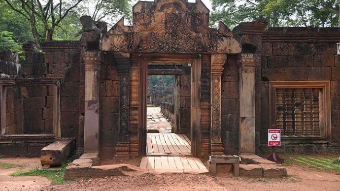 バンテアイ・スレイ寺院