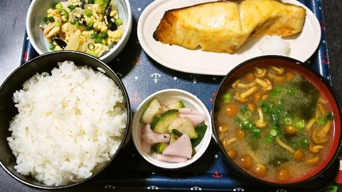 家で朝ご飯(高知県産コシヒカリにメダイの味噌漬、玉ねぎとベーコン炒め、なめこ汁、かぶとはぐらうりのしば漬け)(2021年5月17日)