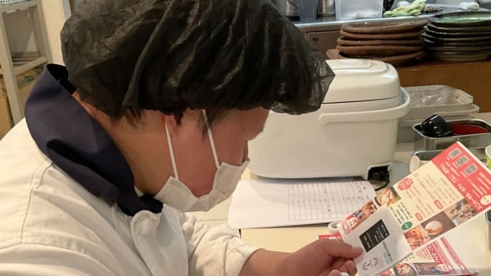【ユニ・カフェで、それぞれお仕事を頑張っています】