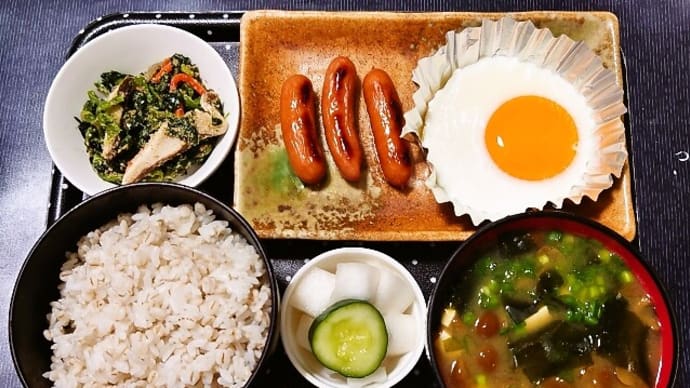 家で朝ご飯(押麦ごはんに目玉焼き・ウィンナー、ほうれん草のごま和え、なめこ汁、かぶときゅうりの漬物)(2022年11月3日)