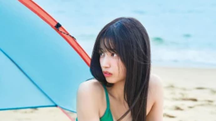 乃木坂46五百城茉央、初ビキニショット 美しいボディライン際立つグリーンの水着姿披露