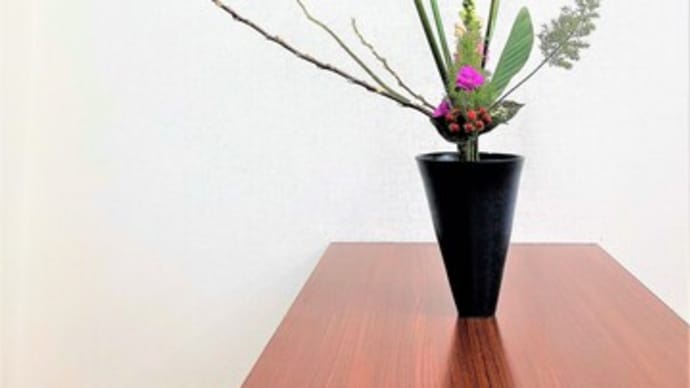 ストレリチアと葉・カンガルーポーを組み・・立花・新風体
