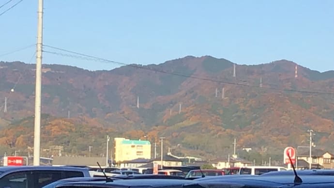 山粧ふ