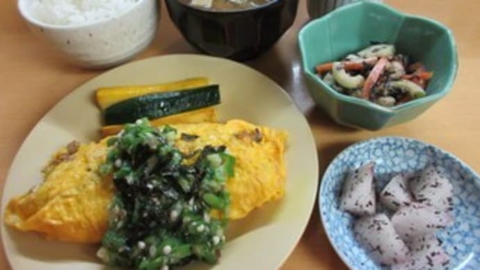 「ほたる2号館」、6月16日の日替わりランチは、おくらをかけた ひき肉オムレツ定食