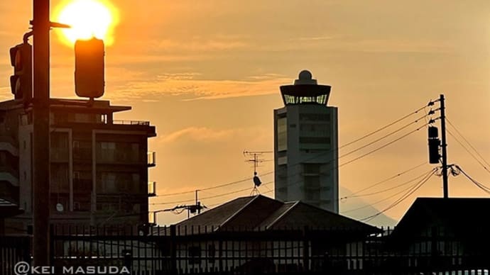 福岡空港の新管制塔と朝陽を重ねて、ロウソクの火のように撮りたい♫