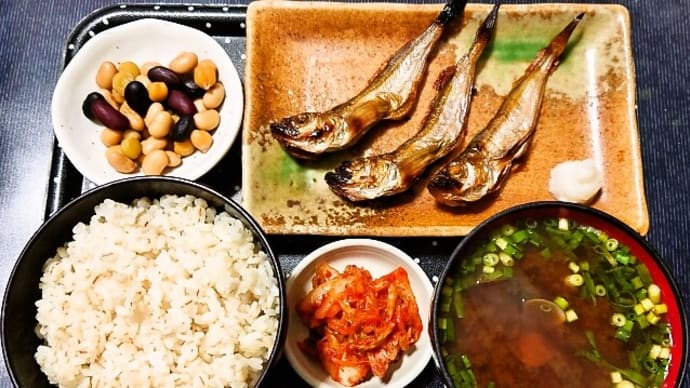 家で朝ごはん(麦ごはんにはたはたの丸干し、蒸しサラダ豆、しじみ汁、キムチ)(2023年1月10日)