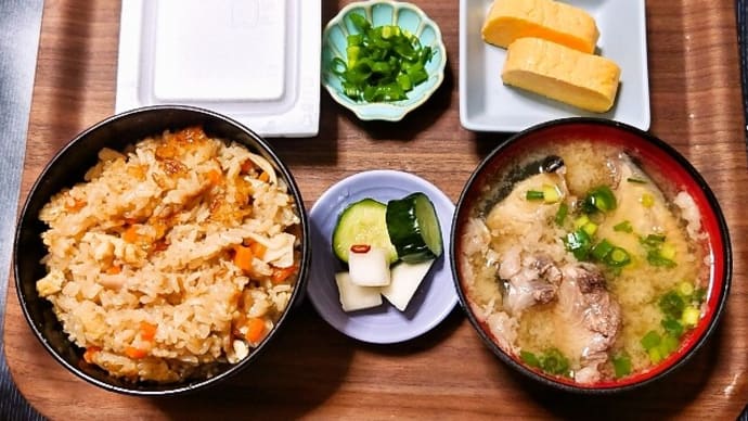 家で朝ごはん(炊き込みご飯に玉子焼き(だし巻き玉子)、納豆、ブリのあら汁、かぶときゅうりの漬物)(2025年5月26日)