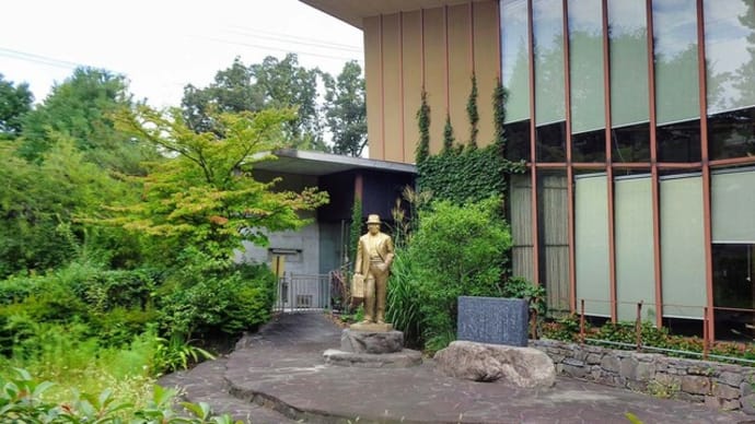 小諸に金色寅さん像&黒猫の牙舌出