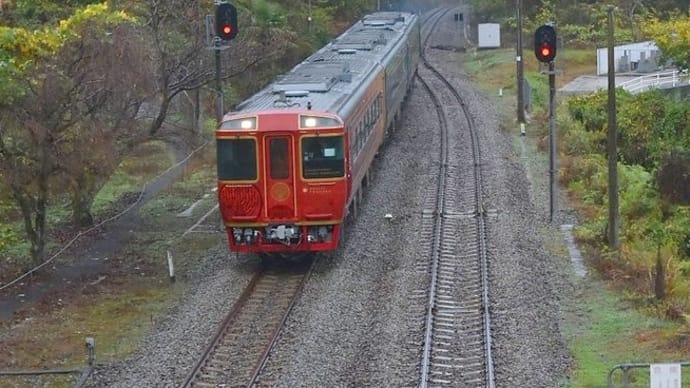 「きいろいアンパンマン列車」「四国まんなか千年ものがたり」を「箸蔵駅 跨線橋から」〔徳島県三好市〕JR四国 土讃線