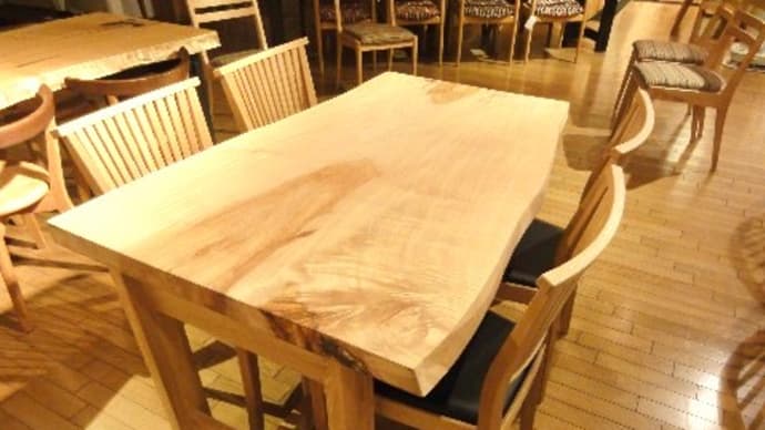 明るく楽しい団らんにお勧め!!人気!!。白木の栃一枚板テーブルセット。