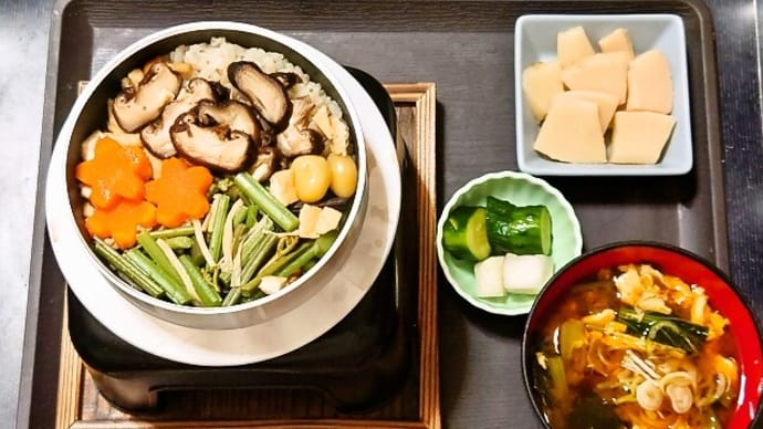 家で朝ごはん(山菜釜飯にたけのこ煮、かぶときゅうりの漬物、小松菜と卵のみそ汁)(2024年6月19日)