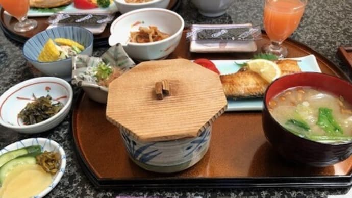 朝食のデッセルのケーキとフルーツのプレートの幸せ♡