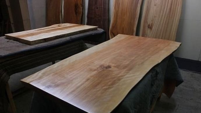 ４１８、’ゴールデンウィーク最終日】お届け前の一枚板テーブルの仕上げをぼちぼち、させて頂きます。　一枚板と木の家具の専門店エムズファニチャーです。