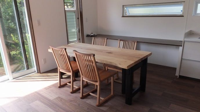 【新築ウォールナットの床材】栃、白木の一枚板テーブル。新築のお客様のお宅へお届け。一枚板と木の家具の専門店エムズファニチャーです。