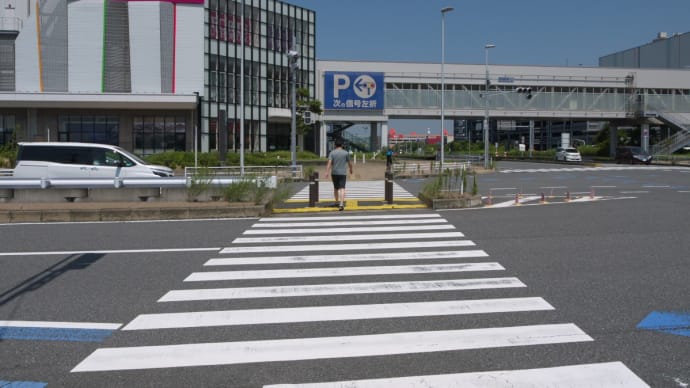 ７月のイオンモール幕張新都心：アクティブモール前を通り抜けて幕張豊砂駅西側駐車場前へ　ＰＡＲＴ１