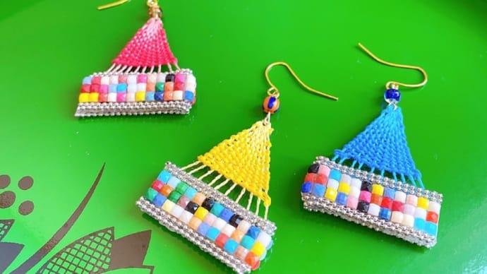 青く晴れた空色トライアングルカラフルな軽いピアス