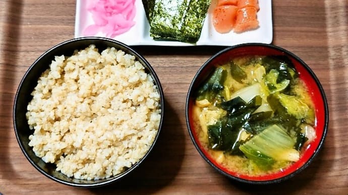 家で朝ごはん(玄米ごはんに白菜のみそ汁、辛子明太子・味付のり・しそざくら)(2024年11月4日)