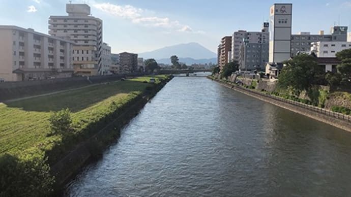 旭橋から望む北上川と岩手山です。