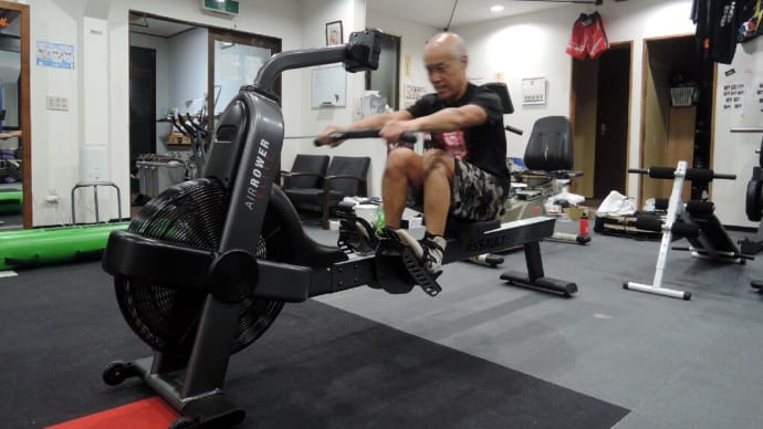 こいで、こいで、こぎまくれ! rowing mashine is very useful for boxing training