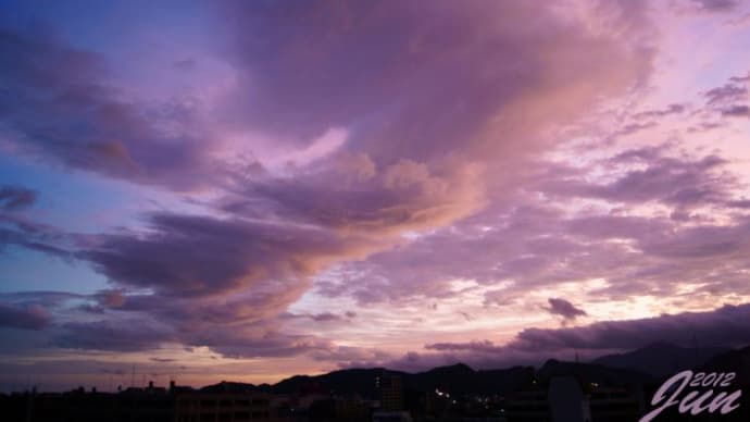 紫の朝空