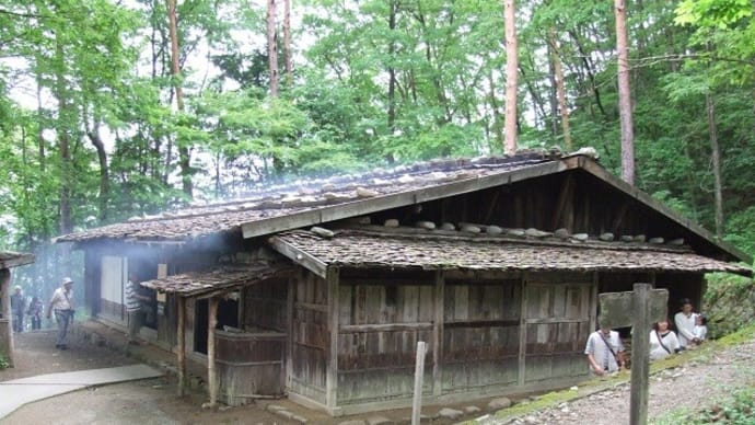 板葺き石置き屋根の民家　④