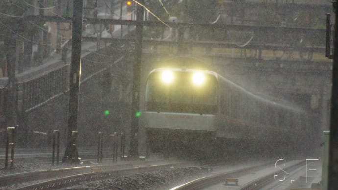 2023年8月13日 小田急 小田原線 梅ヶ丘 EXE-a 30552F+30152F 大雨 さがみ61号
