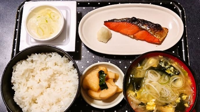 家で朝ご飯(ごはんは石川県珠洲市産コシヒカリ、焼鮭(紅鮭)、納豆、もやしと玉子のみそ汁、大根しょうゆ漬)(2024年3月8日)
